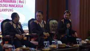 68cd5af6735b8-ken-setiawan-pegang-mic-jadi-pemateri-bimtek-ideologi-pancasila_lampung